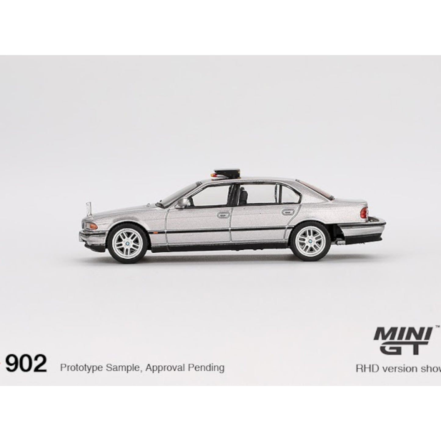 Mini GT - Pre-Order - James Bond - 1997 BMW 750 IL (E39) *Tomorrow Never Die* - German Blister Packaging - MGT00902-007G (LHD)