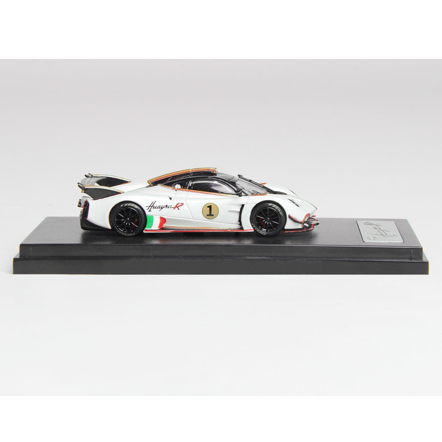 LCD-Models - Pagani Huayra R N 1 2017 white - LCD64028-PW